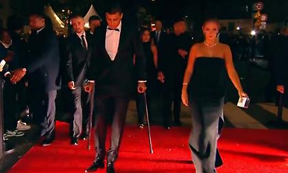 Με τις πατερίτσες στο κόκκινο χαλί προτού πάρει την Χρυσή Μπάλα ο Ρόδρι