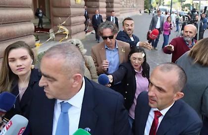 Επίθεση με αυγά στον Φρέντη Μπελέρη στα Τίρανα (video)