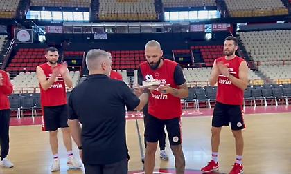 Τούρτα στον εορτάζοντα Φουρνιέ στην προπόνηση του Ολυμπιακού: «Let's get the win m@@@@a»