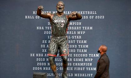 «Κανείς δεν θα το έκανε καλύτερα»: Στηρίζει τη δουλειά του ο γλύπτης πίσω από το άγαλμα του Γουέιντ!