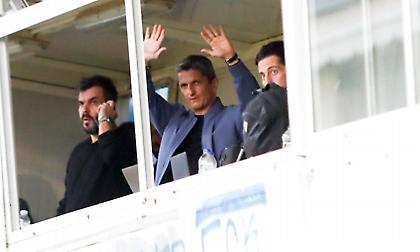 Τρομερό σκηνικό με Λουτσέσκου: Έβγαινε selfie από το μπουθ με οπαδούς του Αιγάλεω