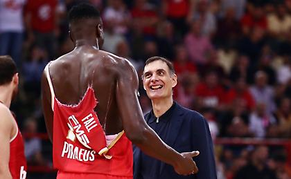 Απίθανο: Έσκισε τη φανέλα του Φαλ ο Ερνανγκόμεθ στο Ολυμπιακός-Μπαρτσελόνα!