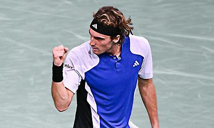 Επιβλήθηκε με ανατροπή του Σερούντολο και προκρίθηκε στα προημιτελικά του Paris Masters ο Τσιτσιπάς!