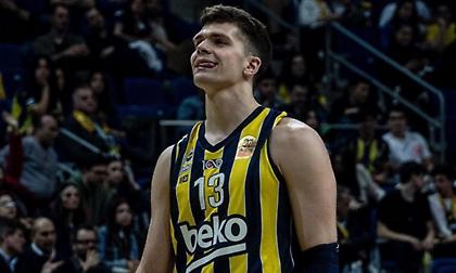 Φενέρ: Το απίθανο GIF με πυροσβεστικό για τον «καυτό» Μπιμπέροβιτς πίσω από τα 6,75μ.!