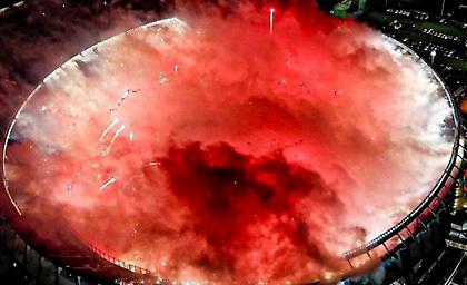 Αντί για κορεό, πυροτεχνήματα - Η απίθανη έναρξη αγώνα στην Αργεντινή