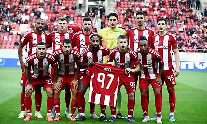 Κράτησαν φανέλα του άτυχου Γιαζίτσι οι παίκτες του Ολυμπιακού στην ομαδική φωτογραφία