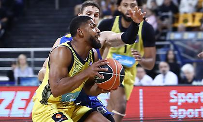 Λαμπρός Ντε Τζούλιους πήρε από το χέρι τον Άρη και τον οδήγησε στη νίκη επί του Περιστερίου!