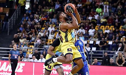 Γι' αυτό τον θέλει η Μακάμπι: Ρεσιτάλ ΝτεΤζούλιους με 19 πόντους στο ημίχρονο κόντρα στο Περιστέρι!