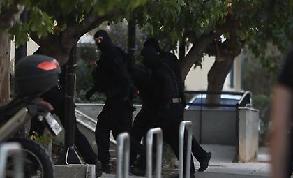 Έκρηξη στους Αμπελοκήπους: Με ισχυρή αστυνομική δύναμη στον εισαγγελέα ο 31χρονος