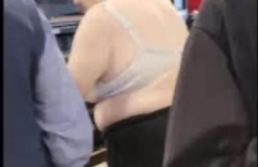 Γυναίκα ψήφισε με το... σουτιέν όταν της είπαν να καλύψει την μπλούζα με τον Τραμπ