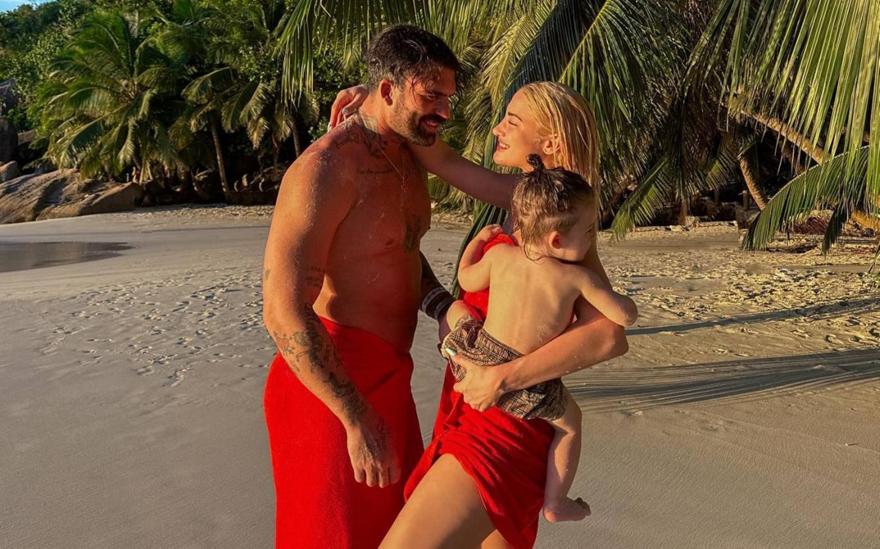 Τούνη-Αλεξάνδρου: Με ένα κάποιο jet lag, σε απόγνωση γιατί θέλαν να κοιμηθούν αλλά ο Πάρης είχε άλλα σχέδια