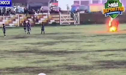 Kεραυνός σκότωσε ποδοσφαιριστή στο Περού-Τέσσερις τραυματίες-Σοκάρει το βίντεο