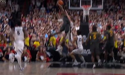 Απίστευτο κάρφωμα από τον Έτζκομπ στο NCAA