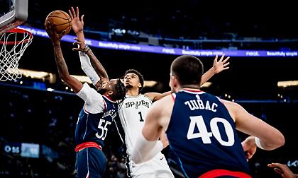 Βίκτορ Γουεμπανιαμά: Ο «εξωγήινος» έκανε εννιά τάπες στο ματς με τους Κλίπερς