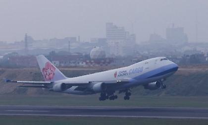 Τρόμος στον αέρα: Άγριος ξυλοδαρμός επιβάτη που προσπάθησε να ανοίξει την πόρτα του αεροπλάνου (video)