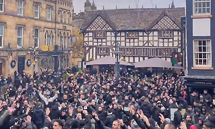 Πάρτι από χιλιάδες οπαδούς του ΠΑΟΚ στο Μάντσεστερ πριν από το μεγάλο ματς με τη Γιουνάιτεντ!