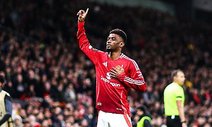 Πλήγωσε τον ΠΑΟΚ ανοίγοντας το σκορ στο «Όλντ Τράφορντ» με κεφαλιά ο Ντιαλό