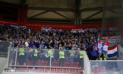 Εντυπωσιακή ατμόσφαιρα από τους οπαδούς της Ρέιντζερς στο «Γεώργιος Καραϊσκάκης»