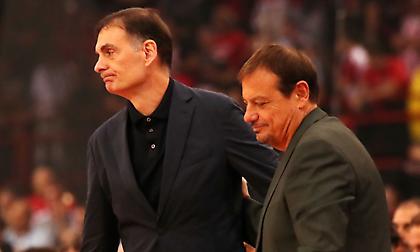 Η χειραψία Αταμάν-Μπαρτζώκα πριν την έναρξη του ντέρμπι στο ΟΑΚΑ