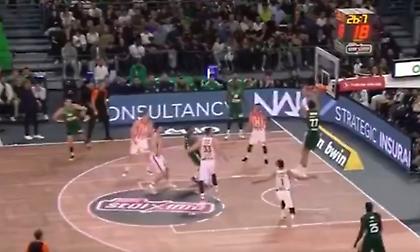 «Γκρέμισε» την μπασκέτα του Ολυμπιακού με διαδοχικά alley-oop καρφώματα ο Γιουρτσεβέν!