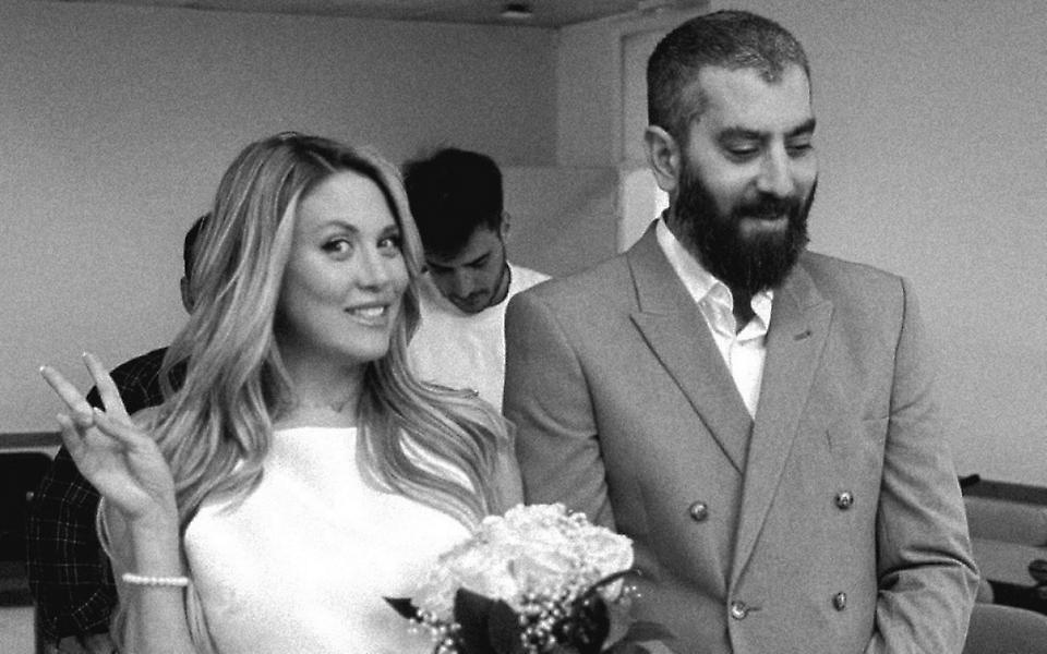 Παντρεύτηκαν με πολιτικό γάμο η Φωτεινή Πετρογιάννη και ο Μιχάλης Ρουμπής