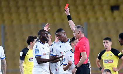 Πολύ επικίνδυνο μαρκάρισμα του Αλάγμπε πάνω στον Πάολο Φερνάντες και με δέκα ο Asteras AKTOR