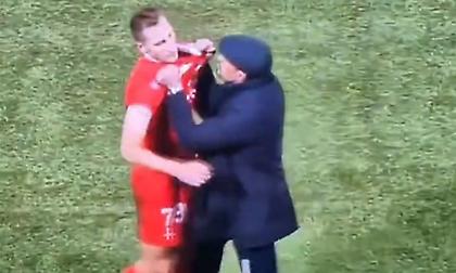 Ο προπονητής της Τριεστίνα έπιασε από το λαιμό παίκτη του γιατί αποβλήθηκε