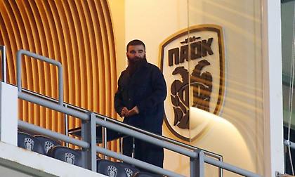 Στα αποδυτήρια του ΠΑΟΚ μετά την ήττα από τον Ολυμπιακό ο Γιώργος Σαββίδης