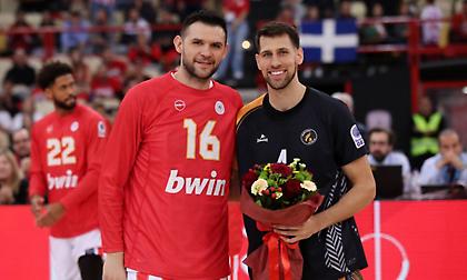 Ωραία στιγμή στο ΣΕΦ: Ο Ολυμπιακός τίμησε τον Λούντζη με ανθοδέσμη δια χειρός Παπανικολάου