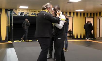 Οι αγκαλιές του Ηλιόπουλου στους παίκτες και οι οδηγίες στα ball boys: Η παρακάμερα από το ΑΕΚ-Asteras AKTOR