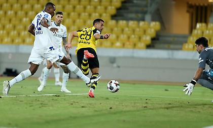 Τακουνάκι σέντερ-φορ και σουτάρα στο δοκάρι: Τα «όργια» Χατζισαφί που… περίμενε πώς και πώς η ΑΕΚ (video)