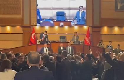 Πρωτοφανές σκηνικό με γροθιές και κλωτσιές στο Δημοτικό Συμβούλιο Κωνσταντινούπολης