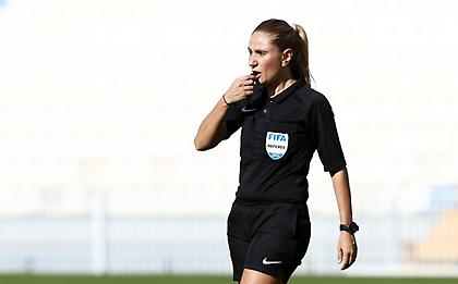 Σφυρίζει σε ματς της Μπαρτσελόνα η Ελένη Αντωνίου!