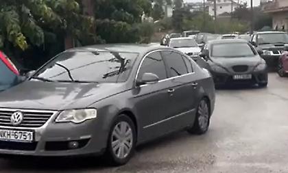 Γυναικοκτονία στο Αγρίνιο: Βίντεο από τη σύλληψη και μεταγωγή του 30χρονου για τη δολοφονία της 43χρονης