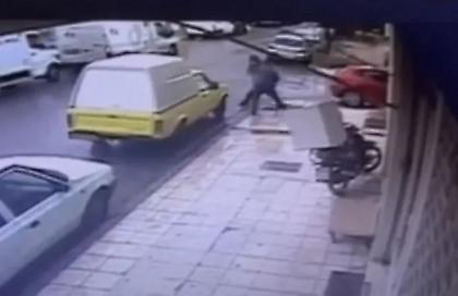 Καρέ - καρέ η στιγμή που ληστής μαχαιρώνει τον υπάλληλο χρηματαποστολής στα Τρίκαλα