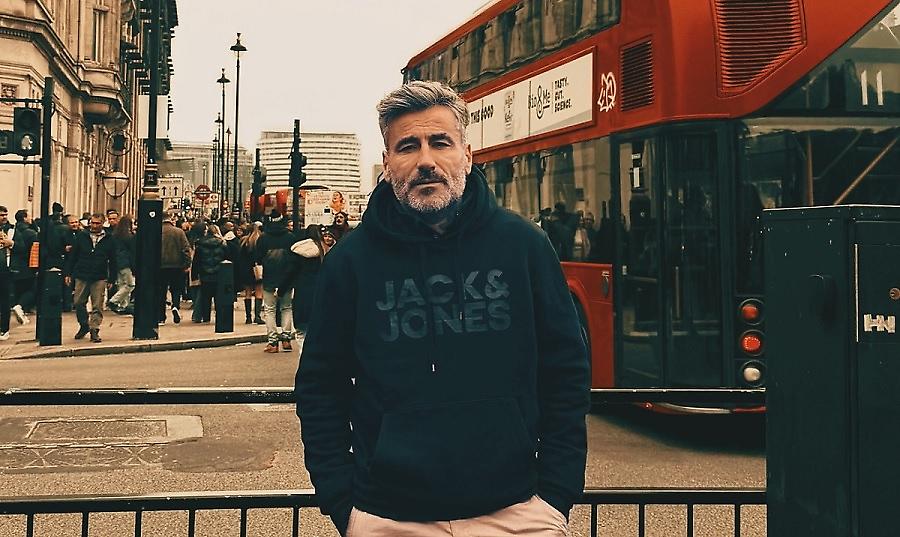 Γιώργος Μαυρίδης: Αλεπού στο Λονδίνο πήρε το φαγητό από το χέρι του