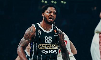 Κλέψιμο και εντυπωσιακό κάρφωμα του Ταϊρίκ Τζόουνς κόντρα στην Μπαρτσελόνα