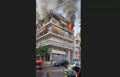 Υπό έλεγχο η φωτιά σε διαμέρισμα στον Πειραιά: Απεγκλωβίστηκαν 2 άνθρωποι - Στο νοσοκομείο 2 πυροσβέστες