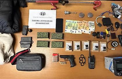 Χαλάνδρι: Τους έπιασαν στα «πράσα» την ώρα που έκλεβαν όχημα - Βρέθηκαν πιστόλια και φυσίγγια στην κατοχή τους