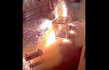 Βίντεο από το FBI δείχνει τη στιγμή που άνδρας βάζει φωτιά σε κάλπη στις ΗΠΑ