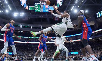 Αντετοκούνμπο για το φάουλ του Στιούαρτ: «Δεν είναι μπάσκετ αυτό - Έχω συνηθίσει, με πετούσαν στο πάτωμα τα αδέρφια μου»