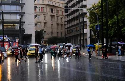 Καιρός: Πτώση της θερμοκρασίας, βροχές και χιόνια στα ορεινά