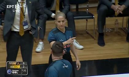 Προειδοποίηση της Τσαρούχα για υβριστικά συνθήματα στο Προμηθέας-ΑΕΚ - Άναψαν καπνογόνο οι οπαδοί της Ένωσης