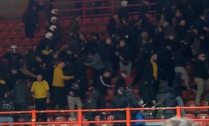 Τα ΜΑΤ απώθησαν τους οπαδούς της ΑΕΚ Betsson από το «Δ. Τόφαλος»