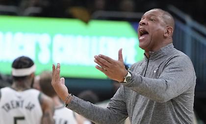 Έξαλλος ο Ρίβερς για το φάουλ του Γιάννη: «Ξανά λάθος των διαιτητών εναντίον μας, ο Μπολ απλώς γλίστρησε μόνος του»