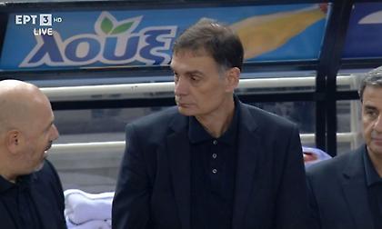 Το βλέμμα απορίας του Μπαρτζώκα για τα συνθήματα εν ώρα Εθνικού Ύμνου