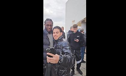 Η θερμή υποδοχή στους παίκτες του Παναθηναϊκού έξω από το κλειστό της Καλλιθέας