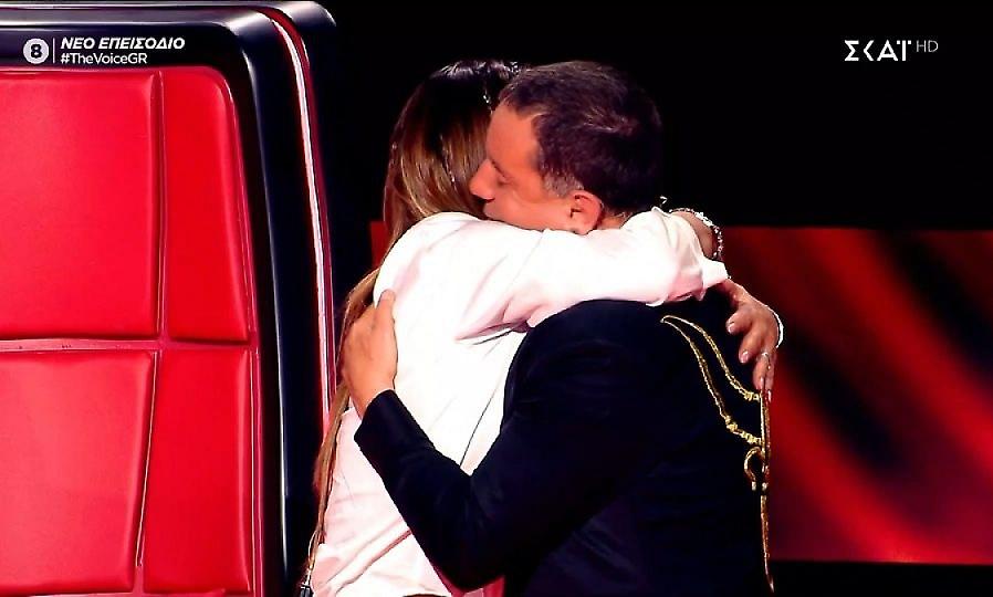 The Voice of Greece: Η συγκίνηση της Παπαρίζου, η αγκαλιά στον Μαζωνάκη και η απίθανη ατάκα για τις τρίχες