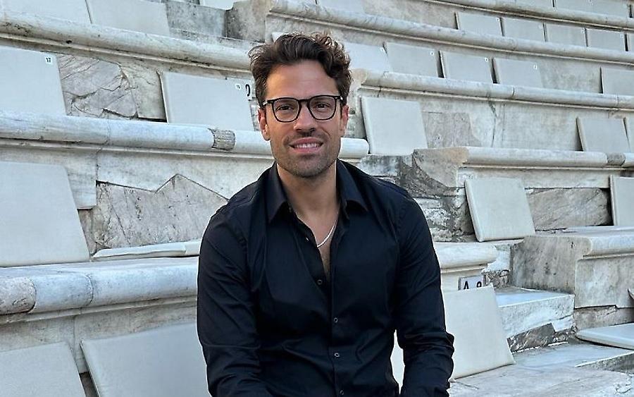 Star του Australian Idol τραγουδάει το «Αθήνα μου» για να κάνει έκληξη στην κοπέλα του