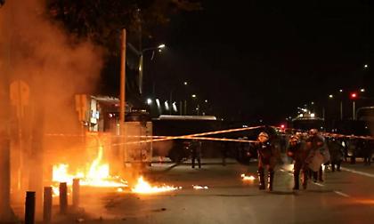 Επίθεση με βόμβες μολότοφ σε διμοιρία των ΜΑΤ, έξω από το τουρκικό προξενείο στη Θεσσαλονίκη